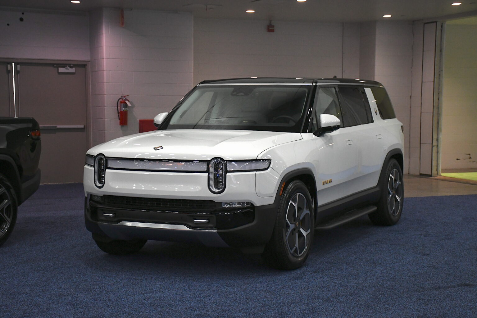 rivian-r1s