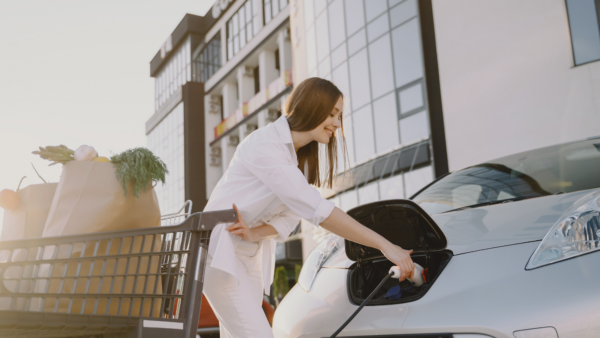 femme qui branche sa voiture électrique