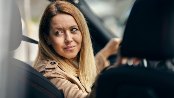 femme au volant qui recule