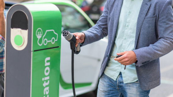 homme qui tient pistolet de recharge