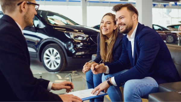 couple dans un concessionnaire auto