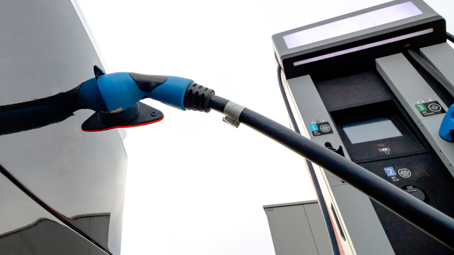 pistolet-branché-sur-vé