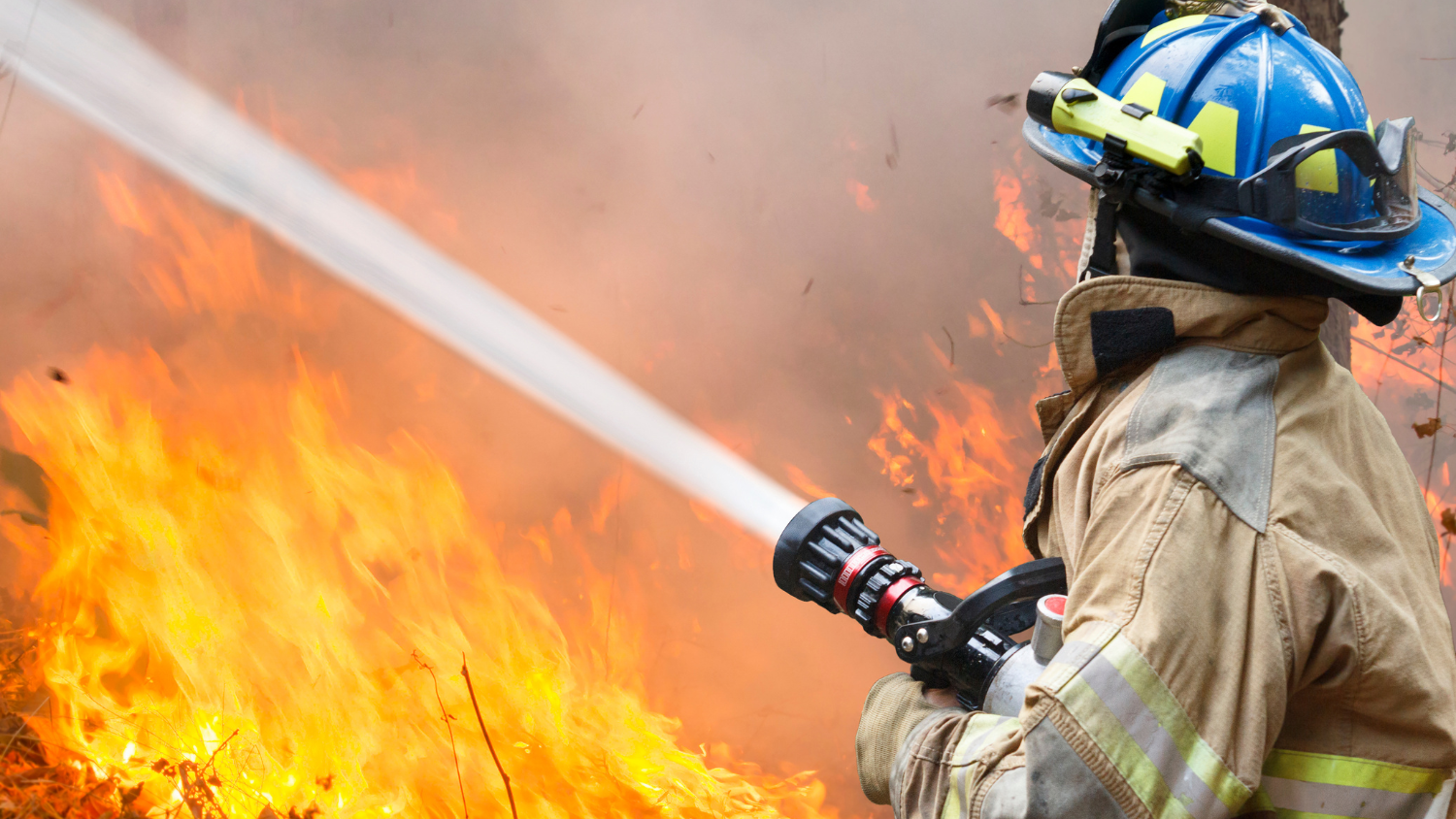 pompier qui éteint un feu
