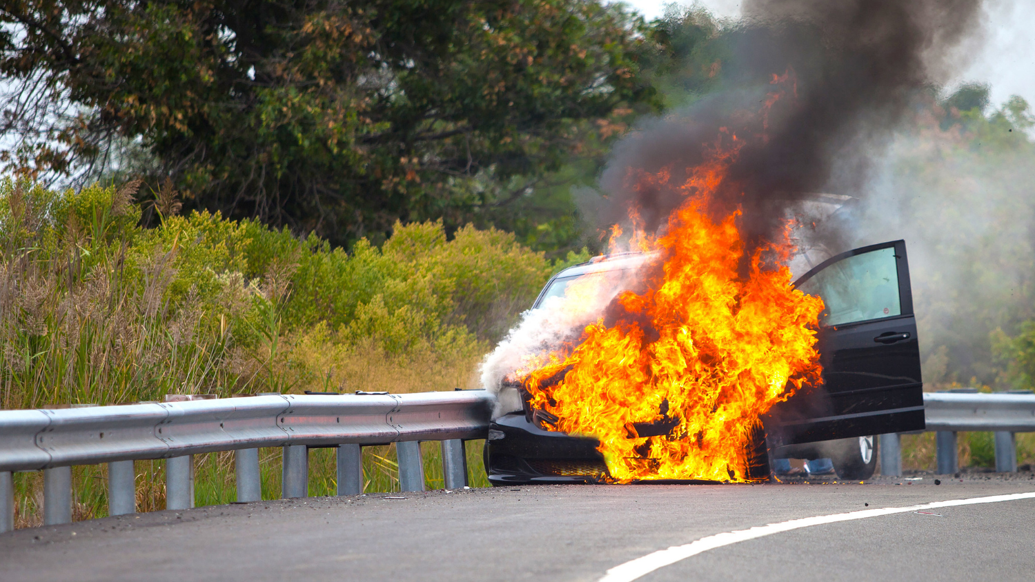 véhicule en feu sur le bord de la route