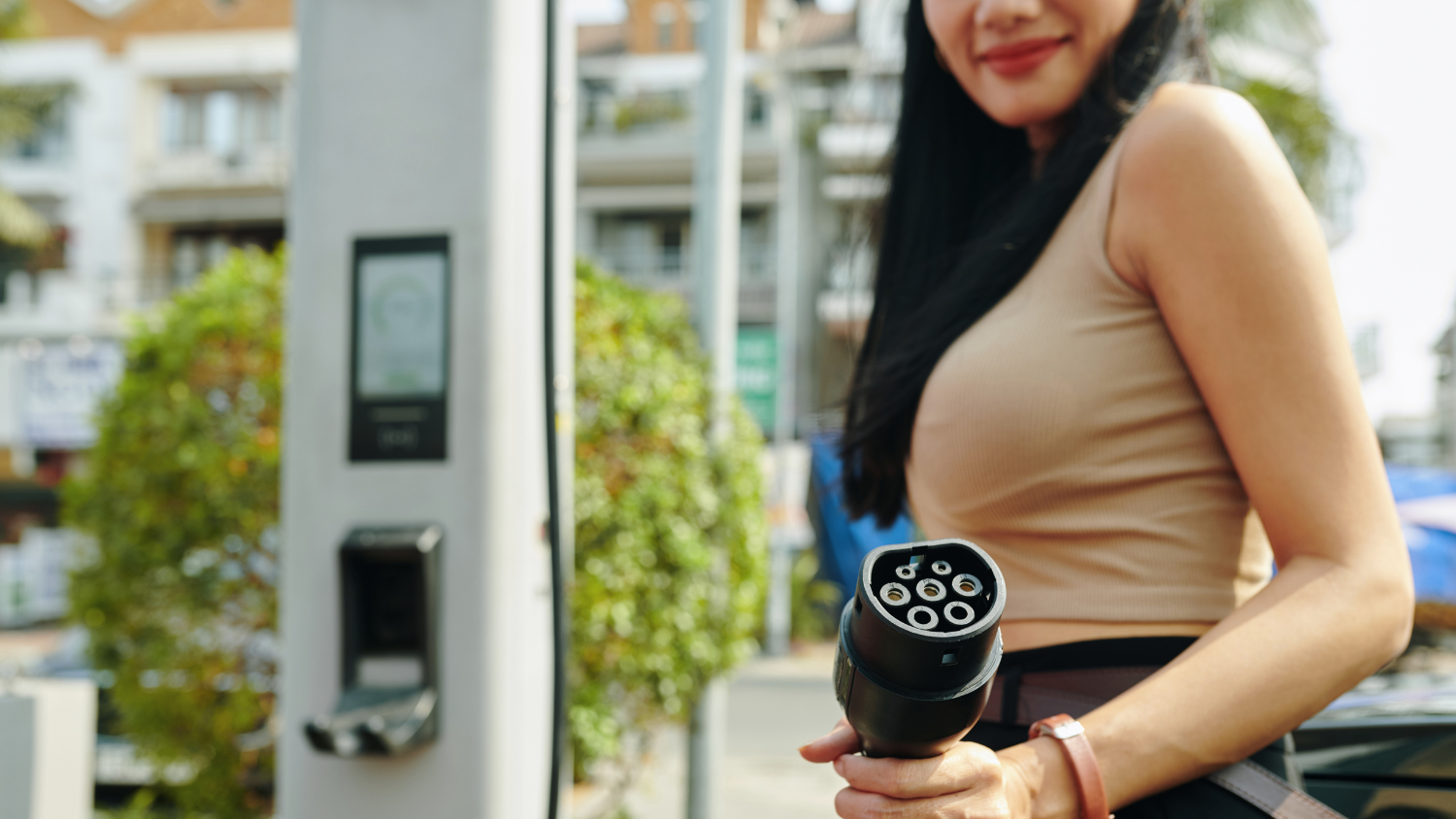 jeune femme qui tient pistolet de recharge