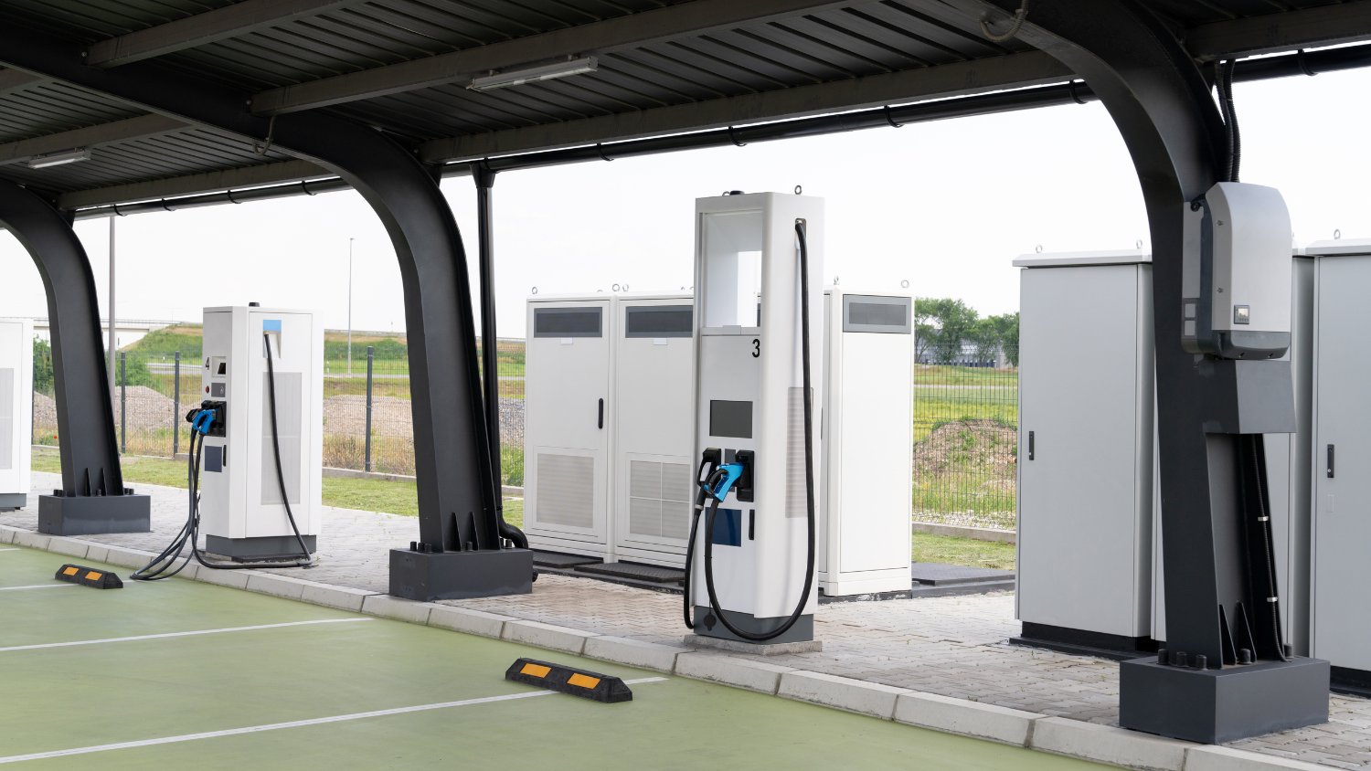 bornes de recharge niveau 3 dans un stationnement