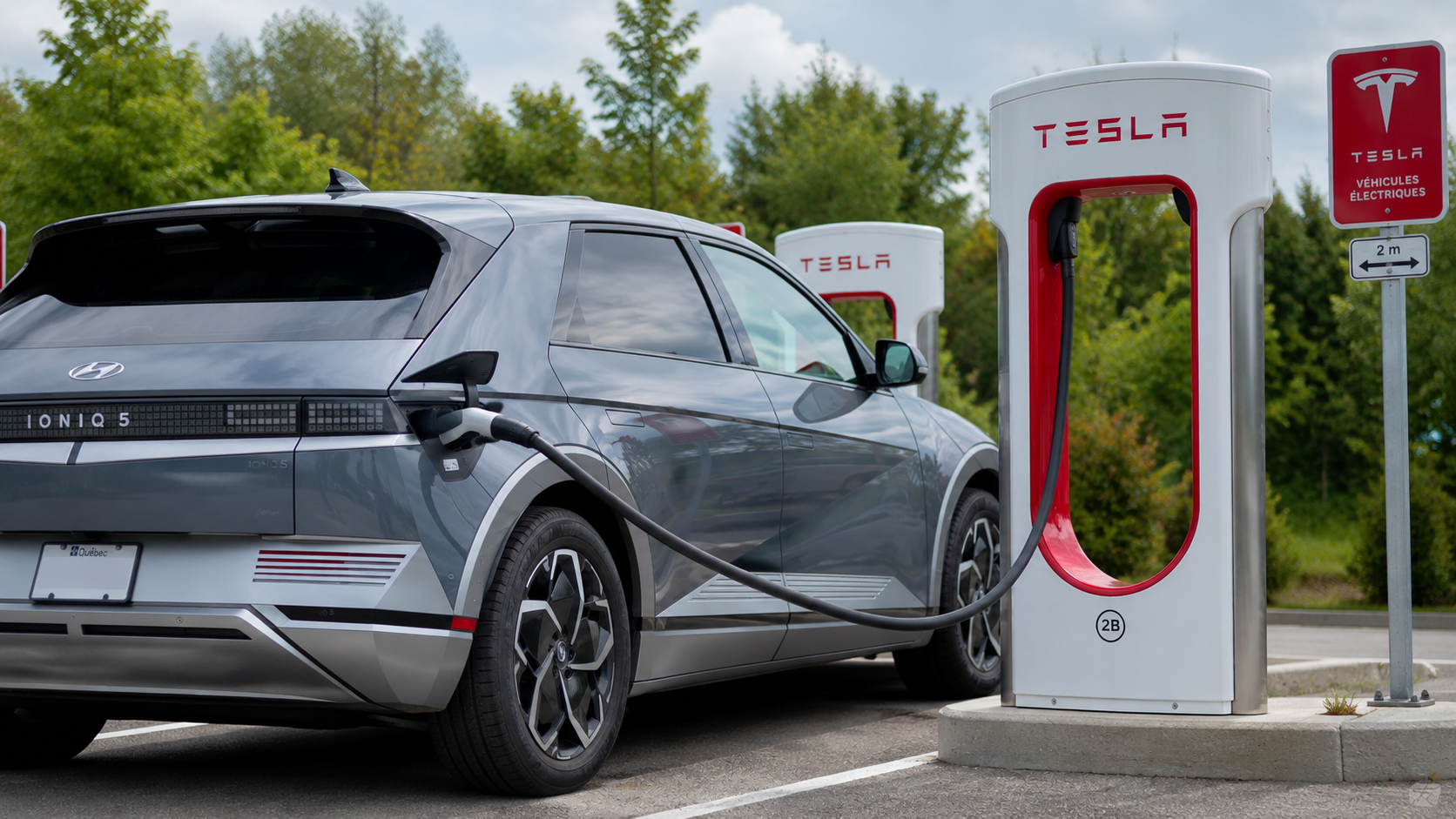 hyundai ioniq5 en recharge sur une borne tesla